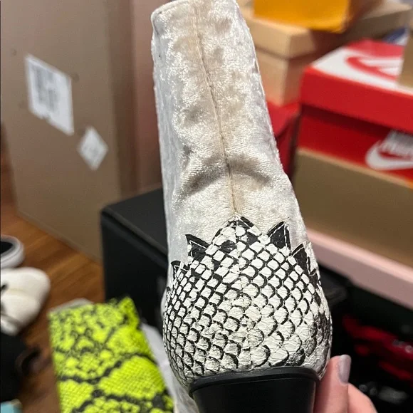 Stylish Tan and Black Women's Boots - Picture 4 of 4